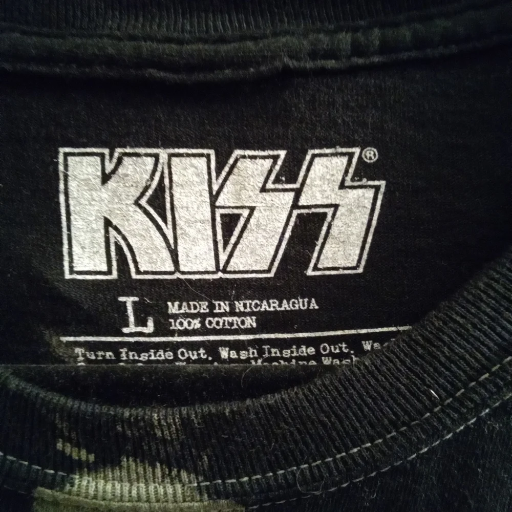 Womans L Kiss Graphic Black and White Tie-Dye Tee Relaxed Comfy Fit - Picture 2 of 4